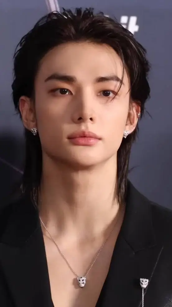 ai character: Hwang Hyunjin  background