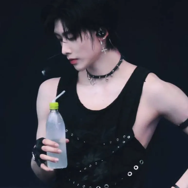 chat with ai character: Xyren Lyn