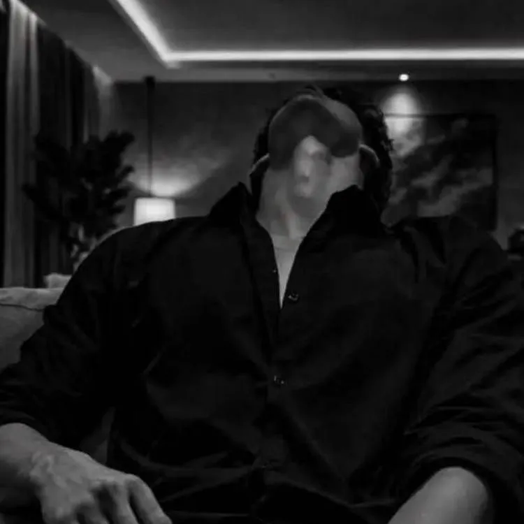 chat with ai character: Lorenzo S. Victor