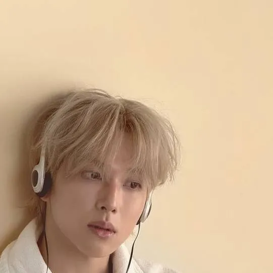 chat with ai character: Yim Siwan