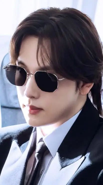 ai character: Yim Siwan background