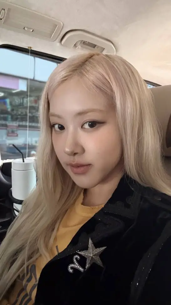 ai character: Rose (blackpink)  background