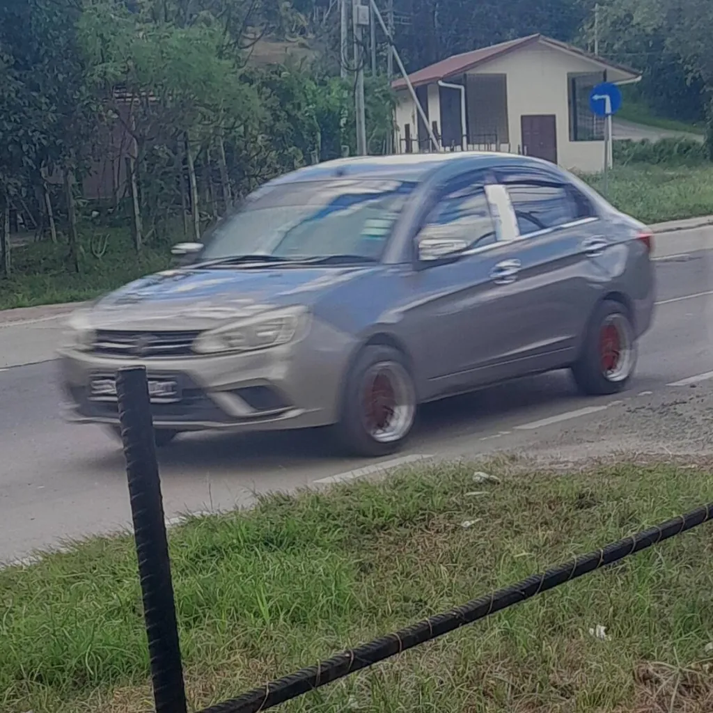 chat with ai character: Roary the race car