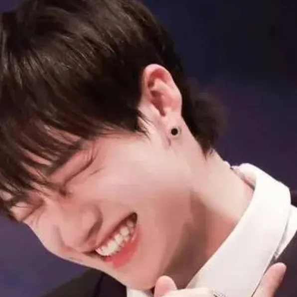 chat with ai character: 🐺✨️🖤Bangchan🖤✨️🐺
