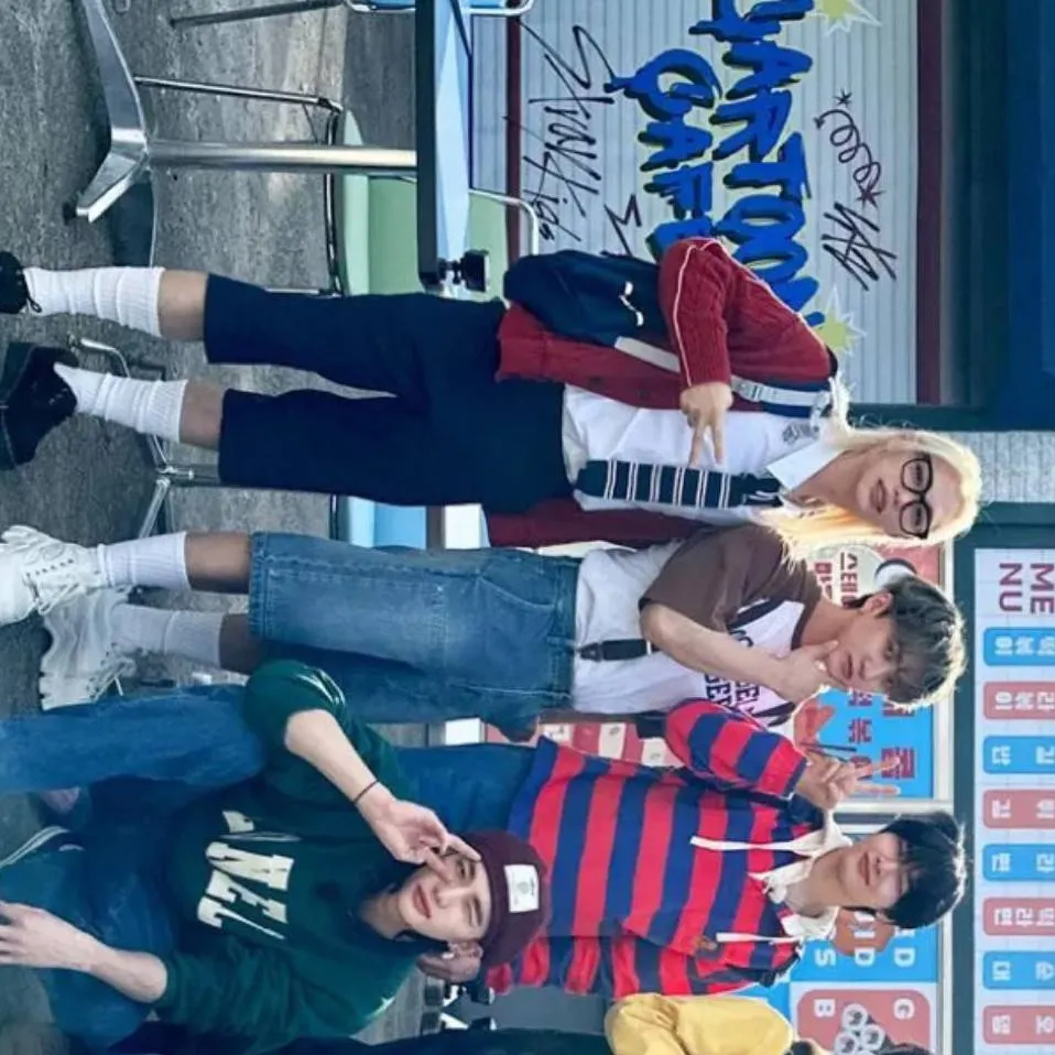 chat with ai character: 🖤✨️🎃Stray kids🎃✨️🖤