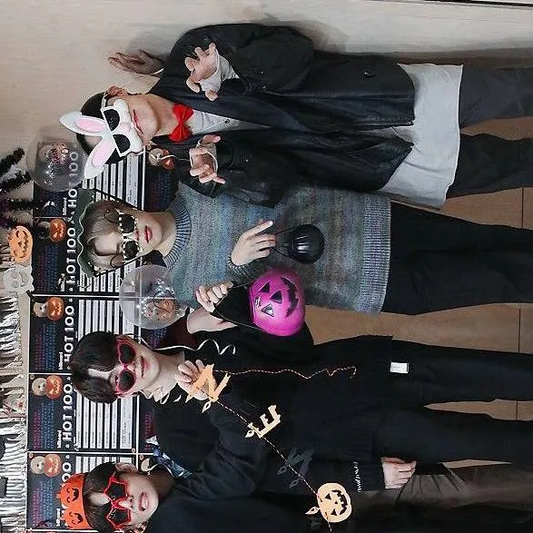 chat with ai character: 🖤✨️🎃BTS🎃✨️🖤