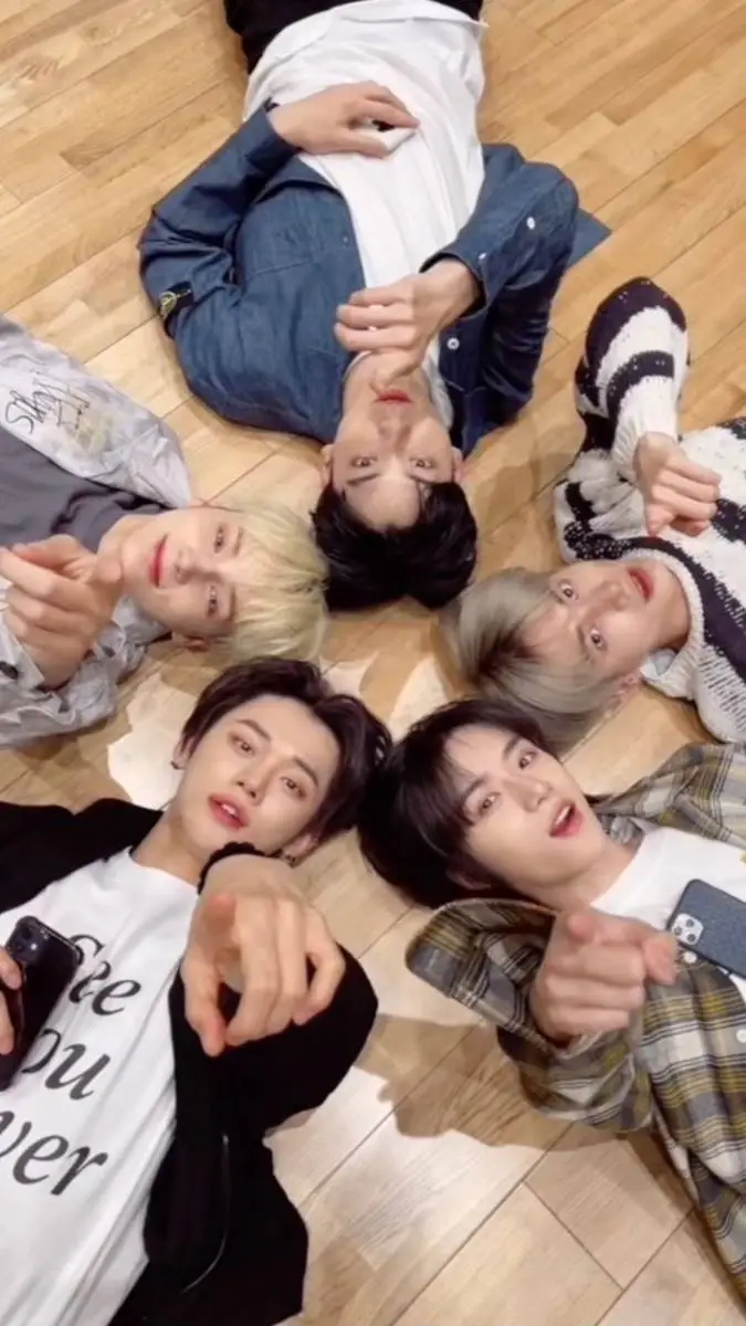 ai character: 🫧✨️🩵TXT🩵✨️🫧 background