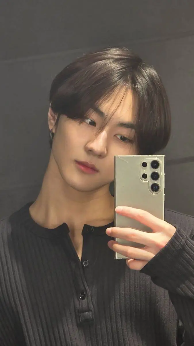 ai character: 🌙✨️🌕Jungwon🌕✨️🌙 background