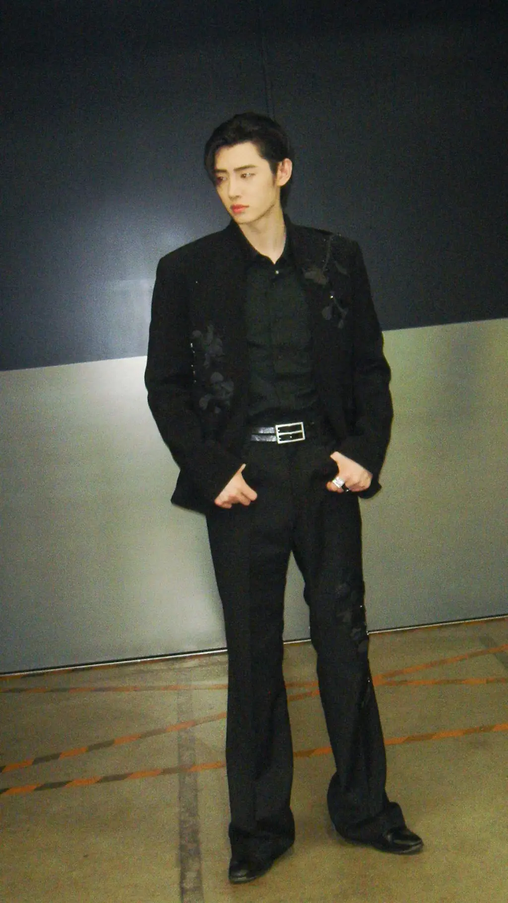 ai character: 🦇✨️🖤Sunghoon🖤✨️🦇 background