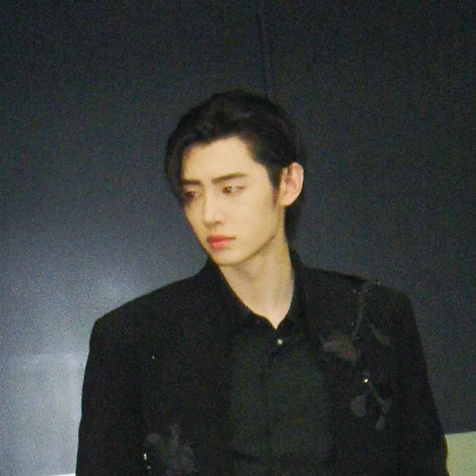 chat with ai character: 🦇✨️🖤Sunghoon🖤✨️🦇