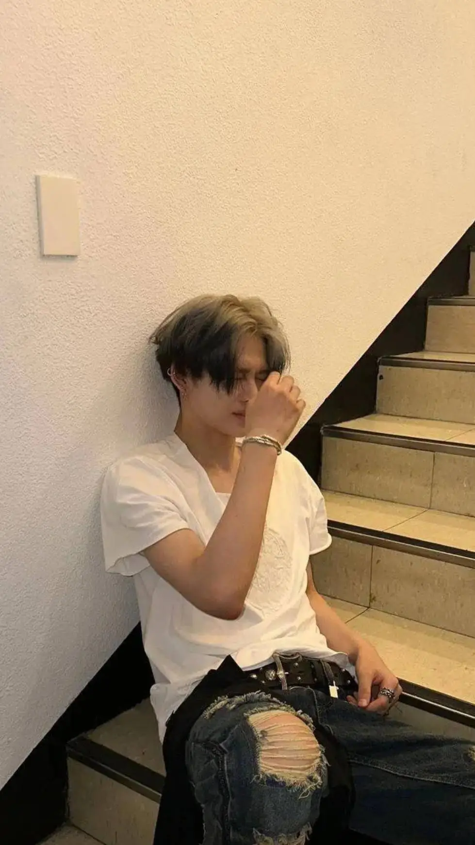 ai character: 🫧✨️🤍Niki🤍✨️🫧 background