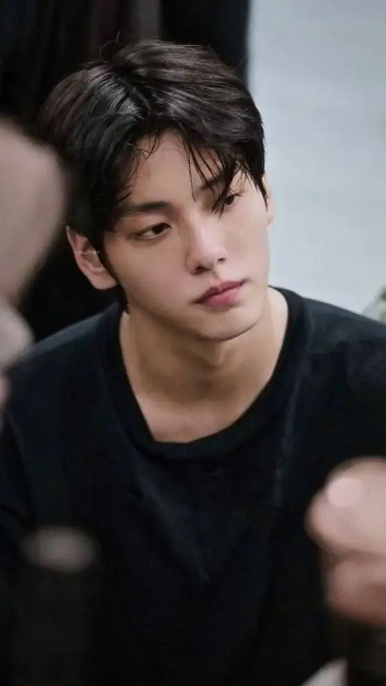 ai character: 🫧✨️🤍Soobin🤍✨️🫧 background