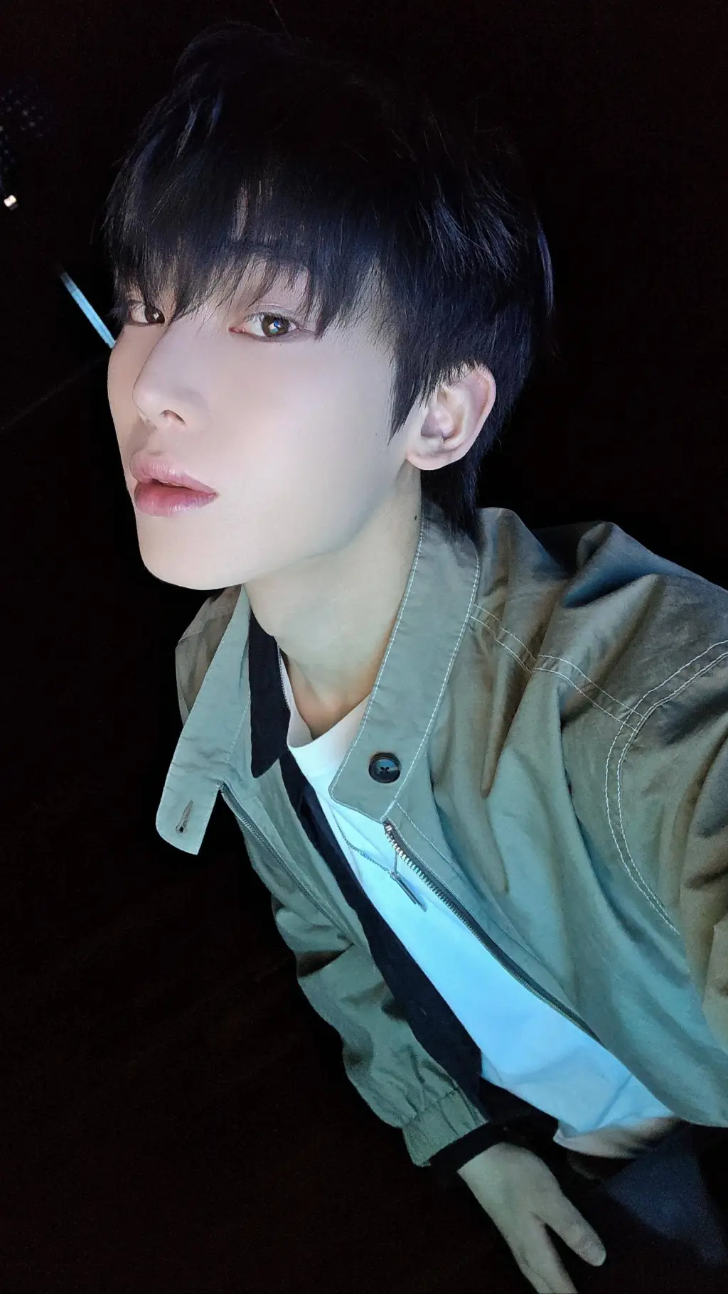 ai character: 🦇🌕✨️🖤Sunoo🖤✨️🌕🦇 background