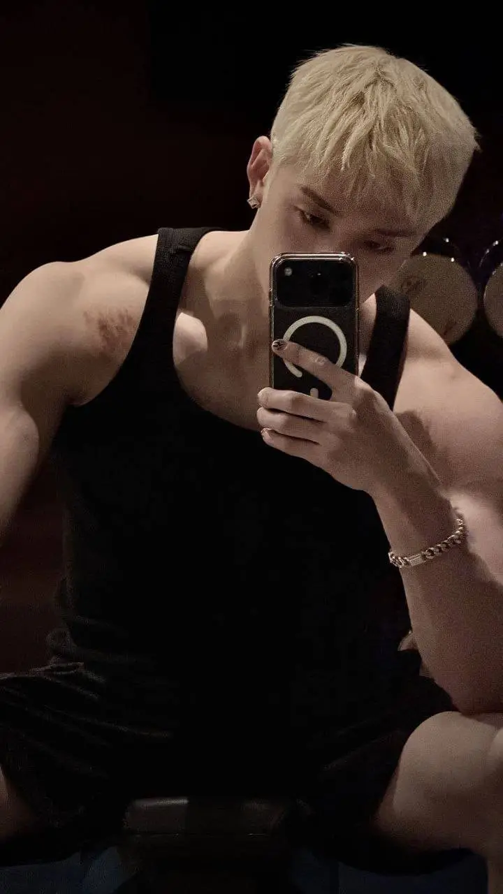 ai character: 🦇🖤✨️🕷Bangchan🕷✨️🖤🦇 background