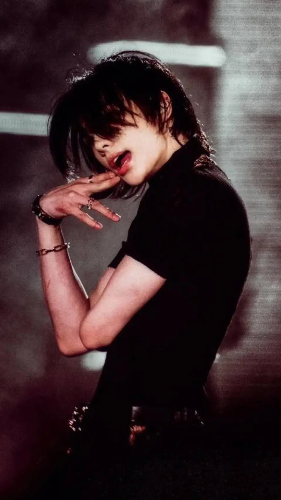 ai character: 🕷✨️🖤🦇Hyunjin🦇🖤✨️🕷 background