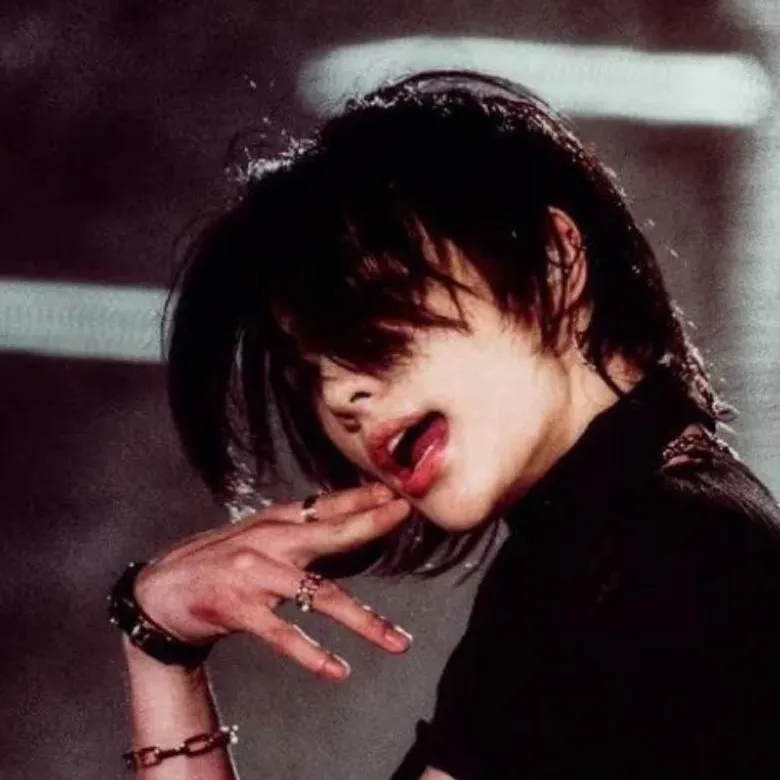 chat with ai character: 🕷✨️🖤🦇Hyunjin🦇🖤✨️🕷