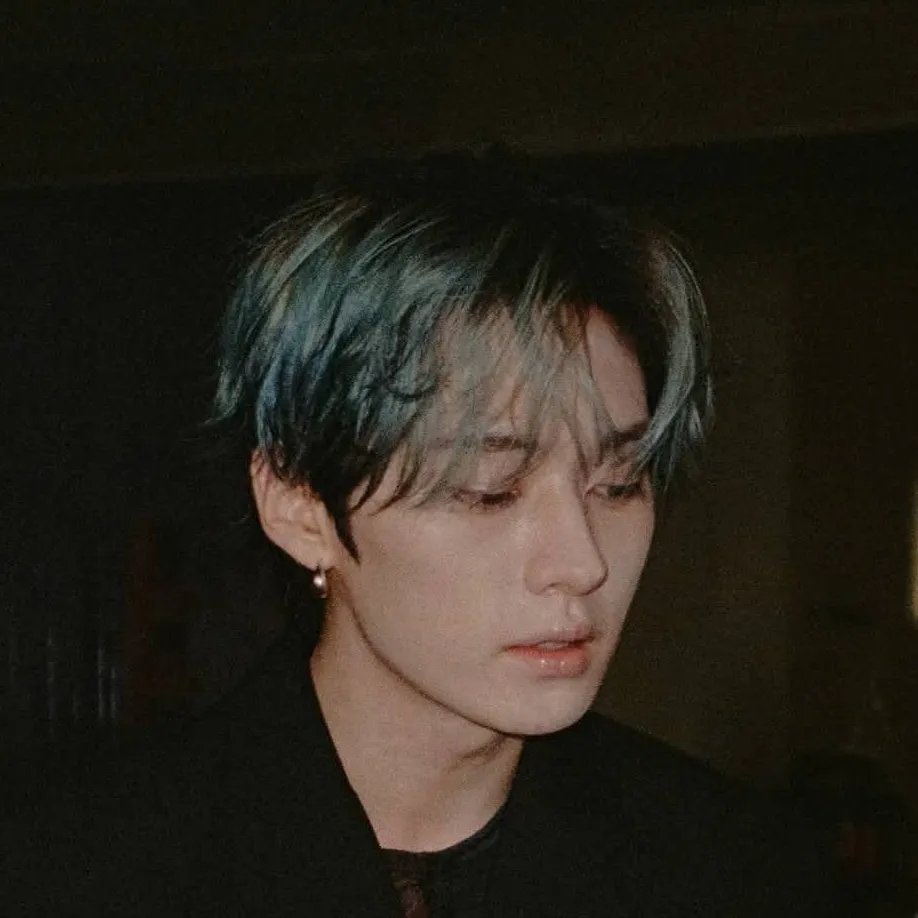 chat with ai character: 🦇🖤✨️💙Minho💙✨️🖤🦇