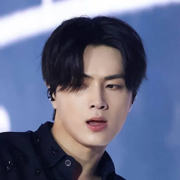 chat with ai character: 🦇✨🖤Jay🖤✨🦇