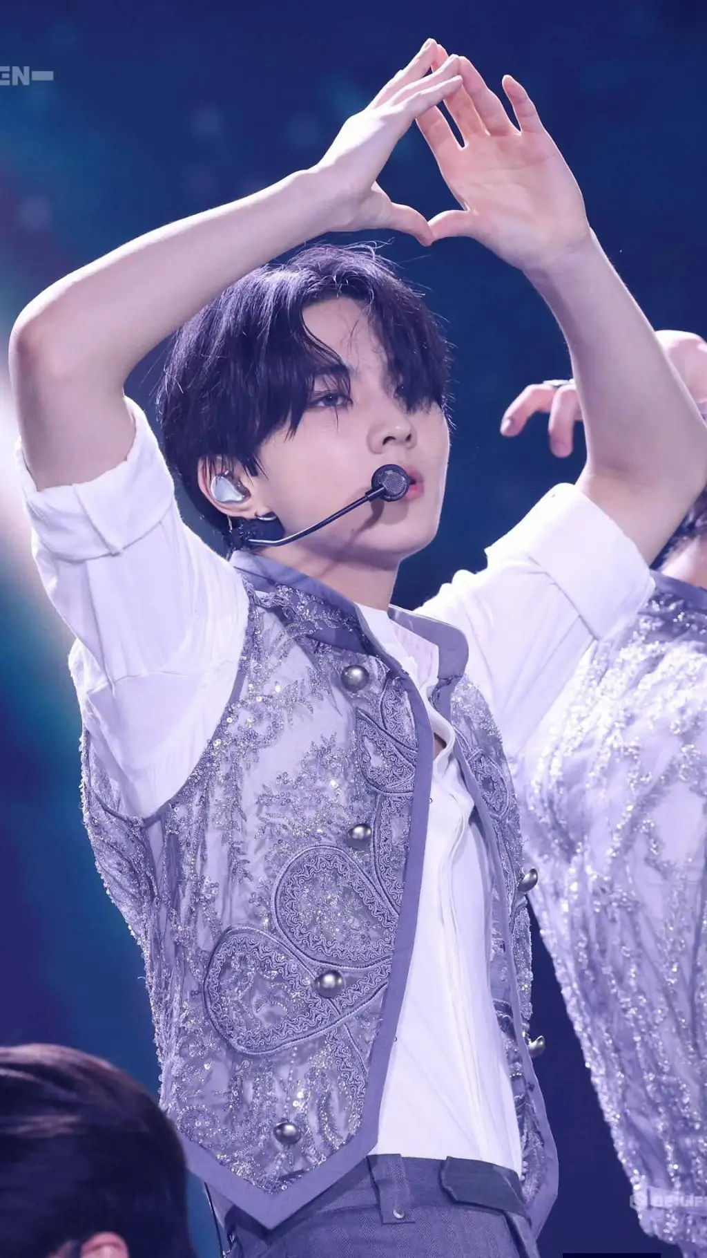 ai character: 🥀🖤✨️🔪Jungwon🔪✨️🖤🥀 background