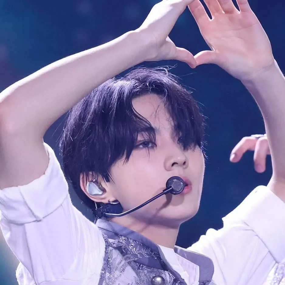 chat with ai character: 🥀🖤✨️🔪Jungwon🔪✨️🖤🥀