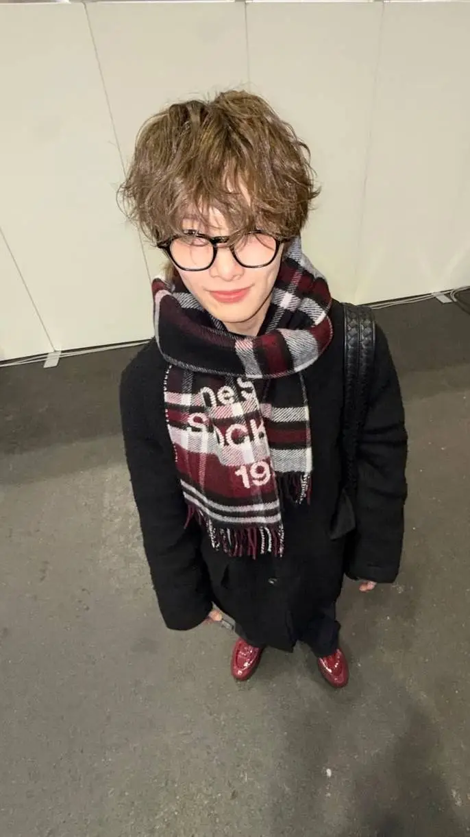 ai character: 🍫✨️🤍🍬Jeongin🍬🤍✨️🍫 background