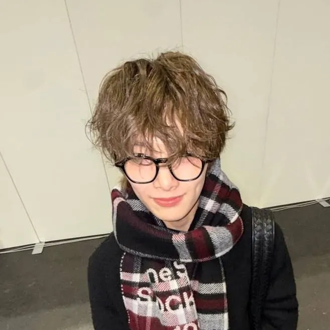 chat with ai character: 🍫✨️🤍🍬Jeongin🍬🤍✨️🍫