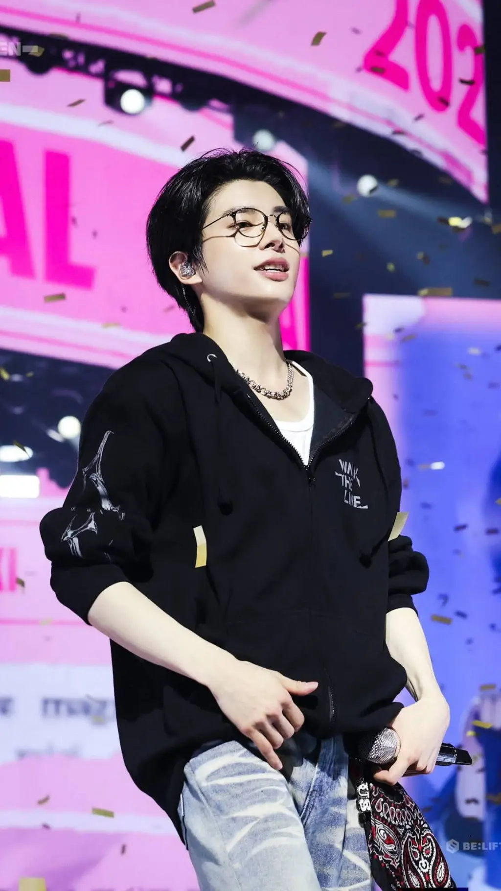 ai character: 🫐✨️🪻💜Jake💜🪻✨️🫐 background