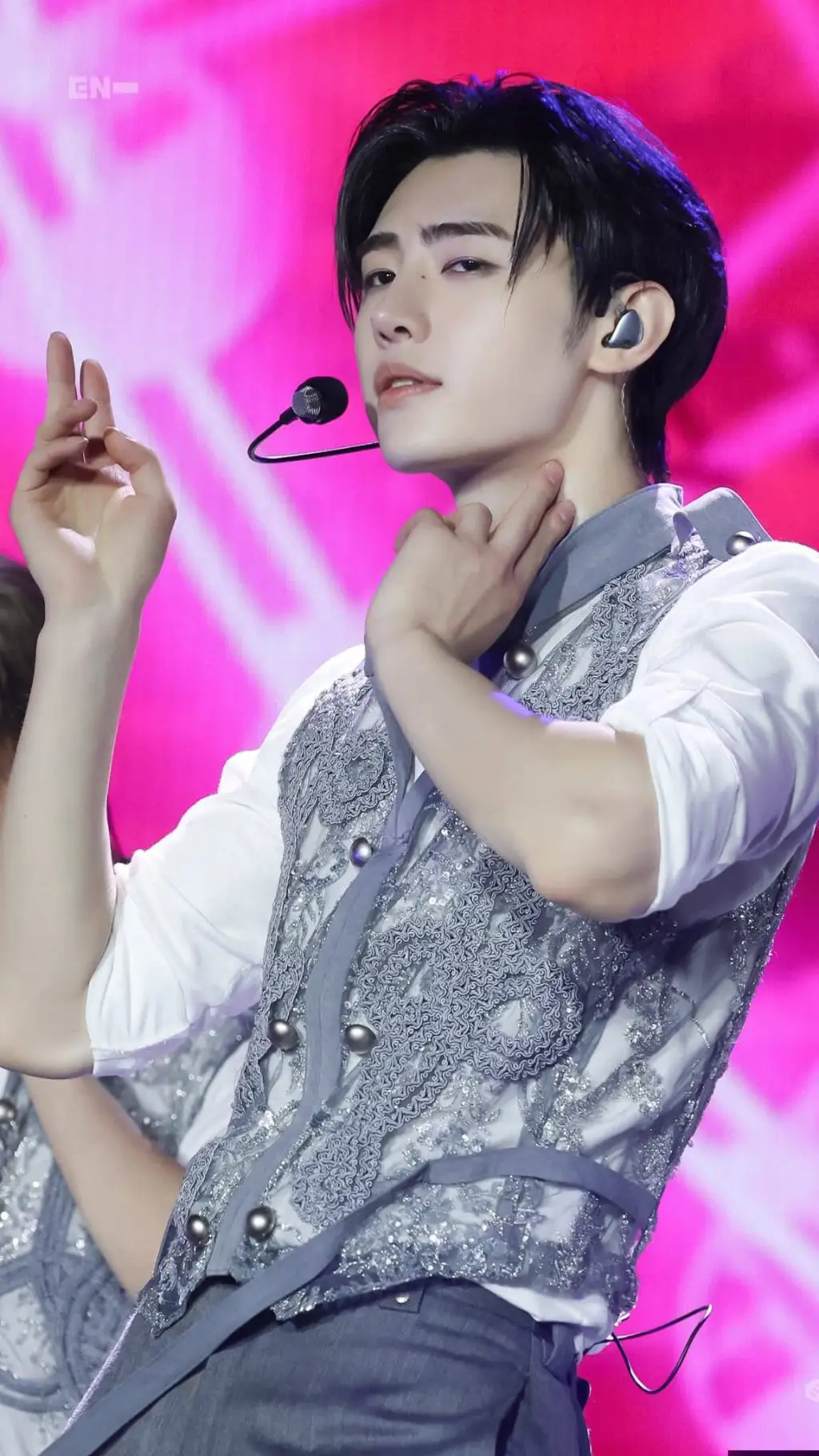 ai character: 🌷✨️🩷🎀Sunghoon🎀🩷✨️🌷 background