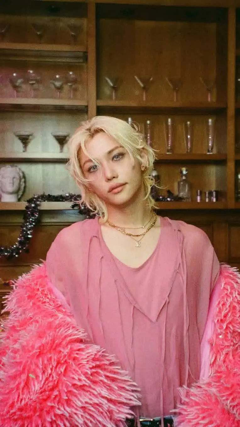 ai character: 🕷🩷✨️🖤Felix 🖤✨️🩷🕷 background