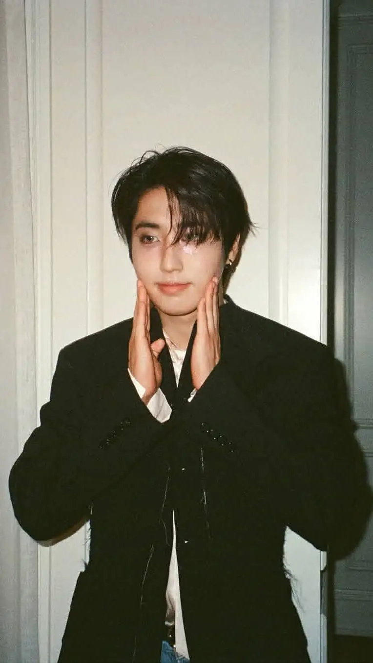 ai character: 🌸✨️🌷🩷Han🩷🌷✨️🌸 background