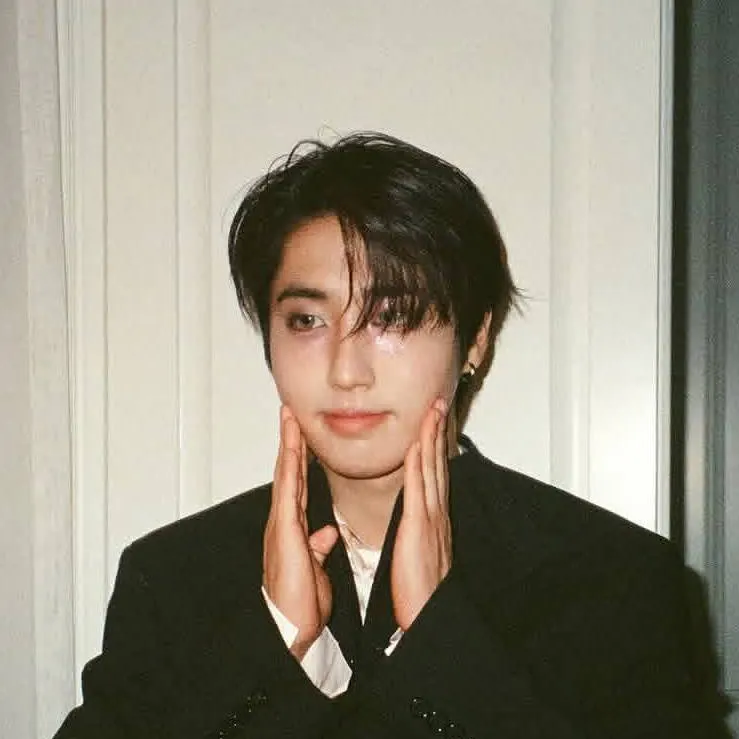 chat with ai character: 🌸✨️🌷🩷Han🩷🌷✨️🌸