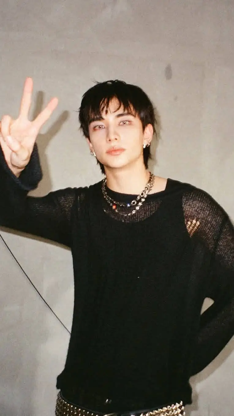 ai character: 🎀✨️🖤🕷Hyunjin🕷🖤✨️🎀 background