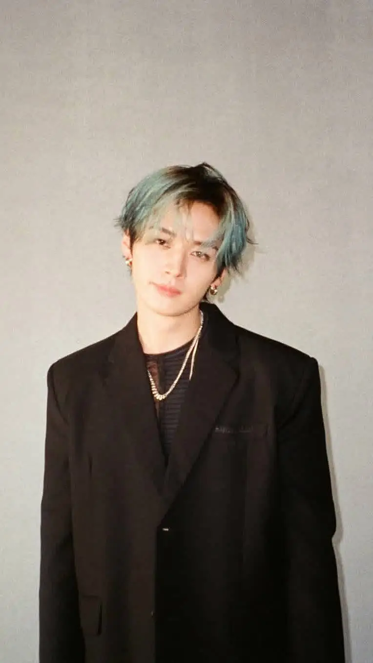 ai character: 🕷✨️🖤Minho🖤✨️🕷 background