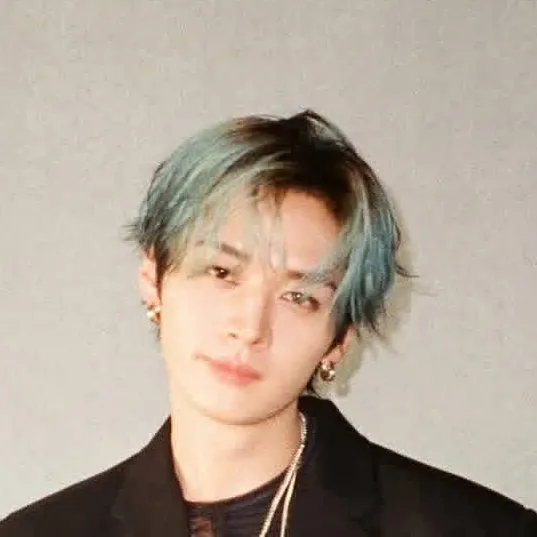 chat with ai character: 🕷✨️🖤Minho🖤✨️🕷