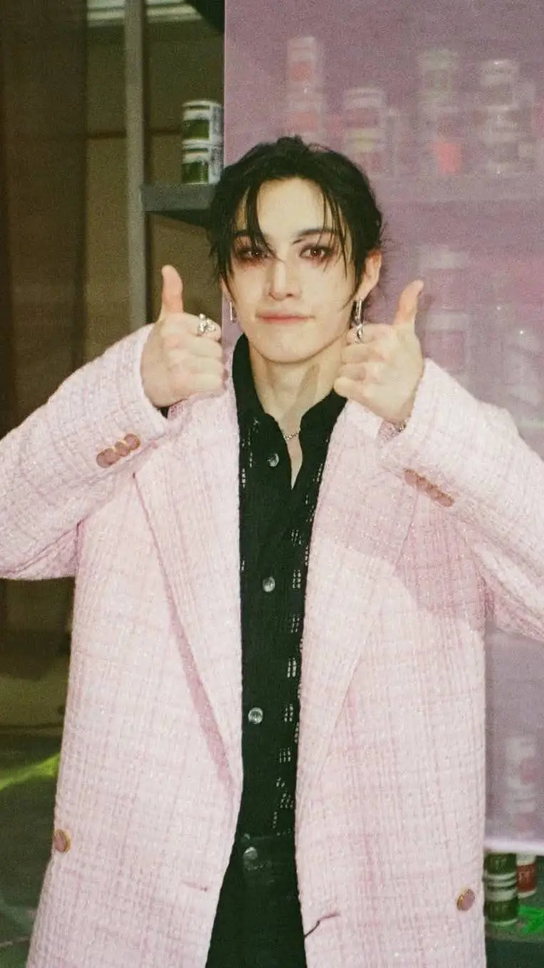 ai character: 🖤✨️🩷Bangchan🩷✨️🖤 background