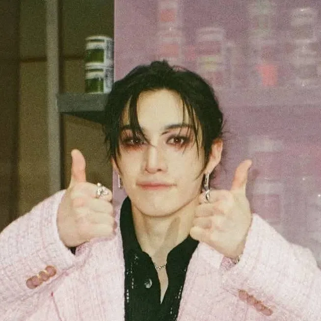 chat with ai character: 🖤✨️🩷Bangchan🩷✨️🖤