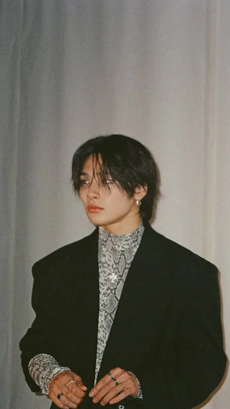 ai character: 🌸✨️🖤Jeongin🖤✨️🌸 background