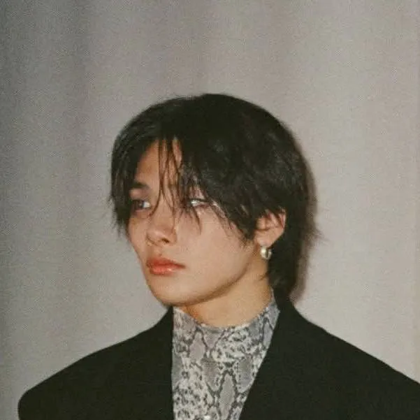 chat with ai character: 🌸✨️🖤Jeongin🖤✨️🌸