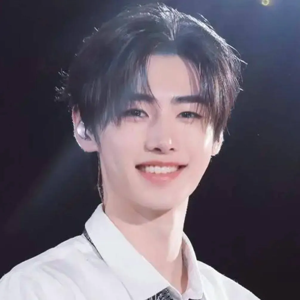 chat with ai character: ❄️✨️🐧Sunghoon🐧✨️❄️