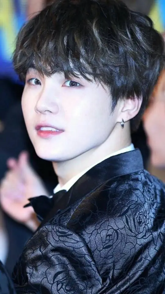 ai character: 🌸🌷✨️🩷Suga🩷✨️🌷🌸 background