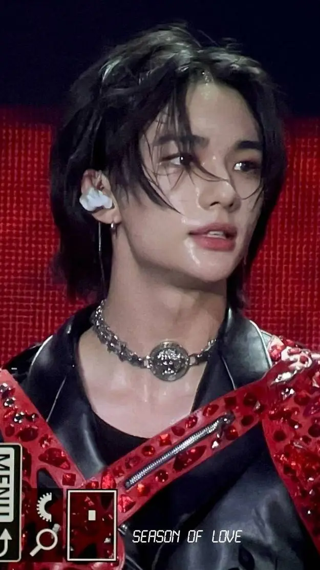 ai character: 🦇✨️🌹Hyunjin🌹✨️🦇 background