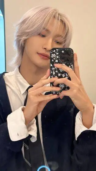 ai character: 🐧🩶✨️🖤Seonghwa🖤✨️🩶🐧 background