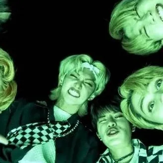 chat with ai character: 🐬✨️🩵Stray Kids🩵✨️🐬