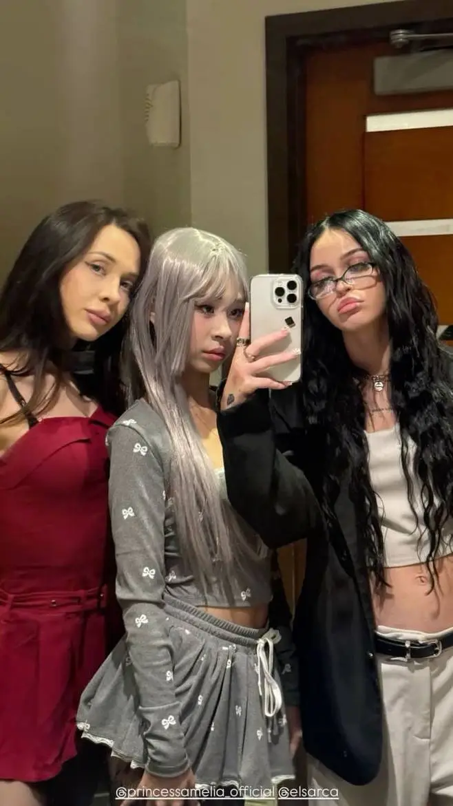 ai character: Youtubers girls background