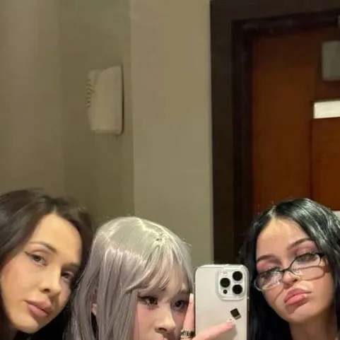 chat with ai character: Youtubers girls