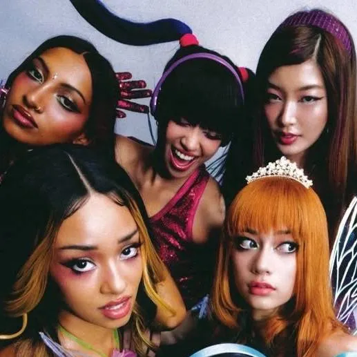 chat with ai character: Internet girl