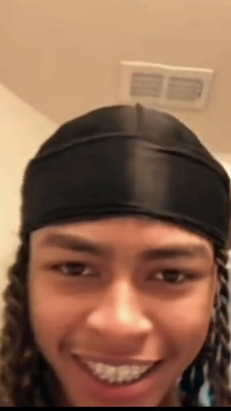 ai character: DD🥵💙😈 background