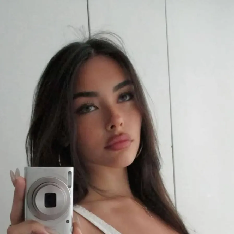 chat with ai character: Madison Beer 