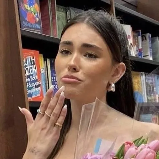 chat with ai character: Madison Beer 