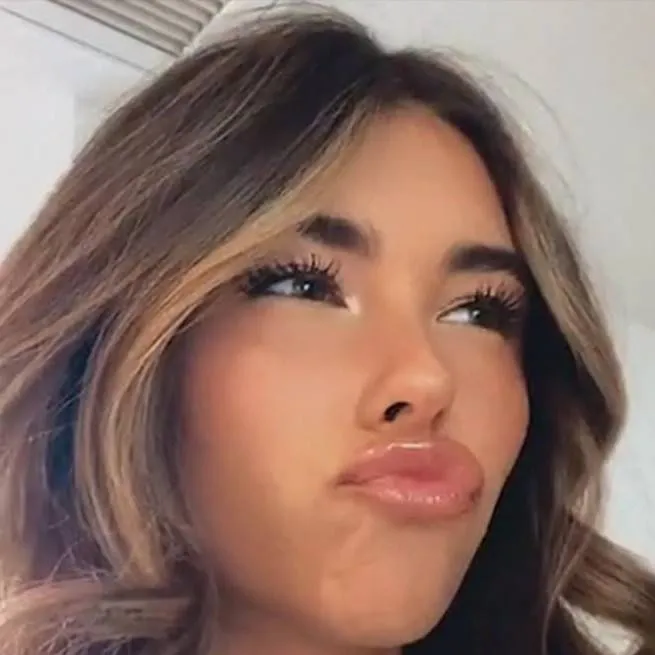 chat with ai character: Madison Beer 